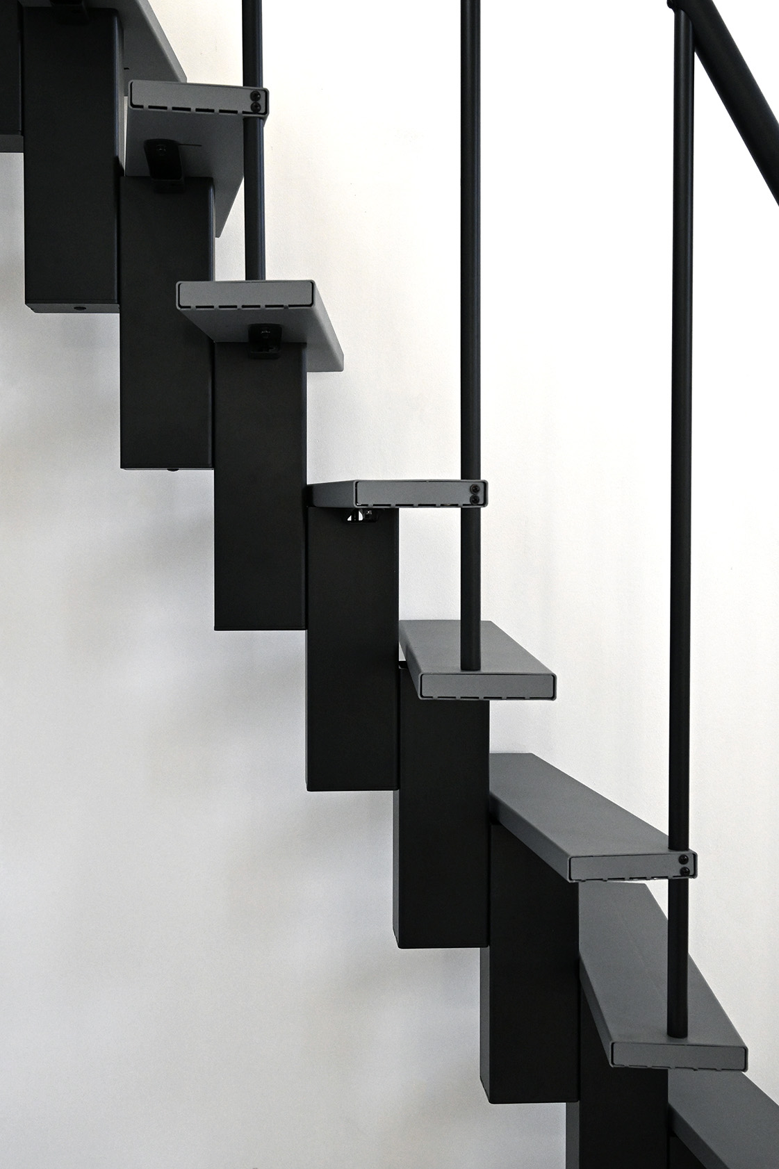 Happy_Grau-schwarz_gedrehte-Stufen-6